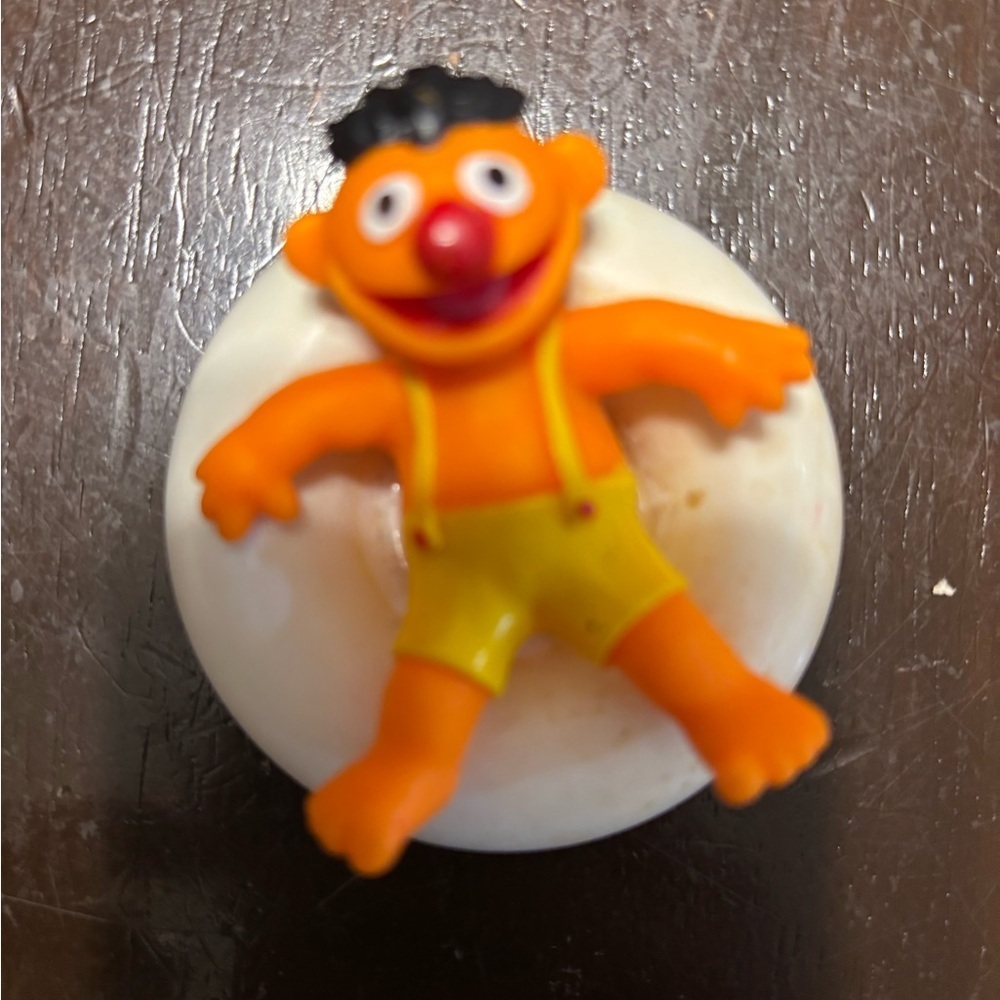 Collectible ILLCO SESAME STREET ERNIE ON INNER TUBE 2.5" FIGURE Vintage